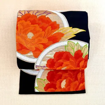 앤티크 블랙 베이스에 오렌지 컬러의 럭셔리한 모란 꽃무늬 후쿠로 오비