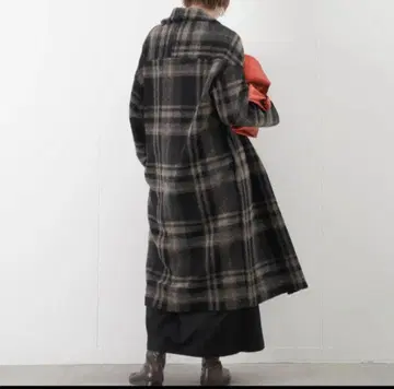 울 혼방 블랙 계열 체크 롱 코트