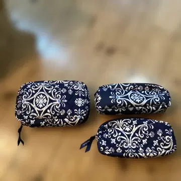 Vera Bradley 네이비와 화이트 꽃무늬 파우치