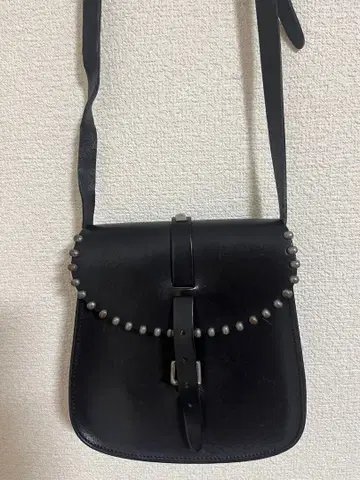 스터드 장식 블랙 가죽 숄더백
