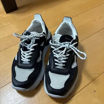 DATE 블랙/화이트 스니커즈