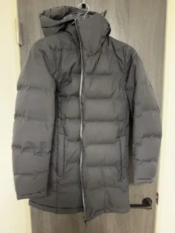 유니클로 심리스 다운 코트 블랙 M