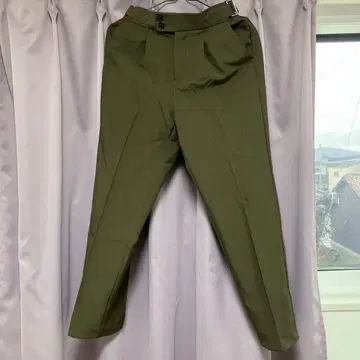 올리브 그린 테이퍼드 슬랙스