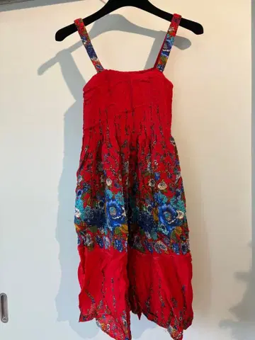 빨간색 꽃무늬 슬리브리스 무릎 기장 원피스