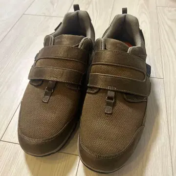 고령자 몬스터 스타 브라운 스니커즈