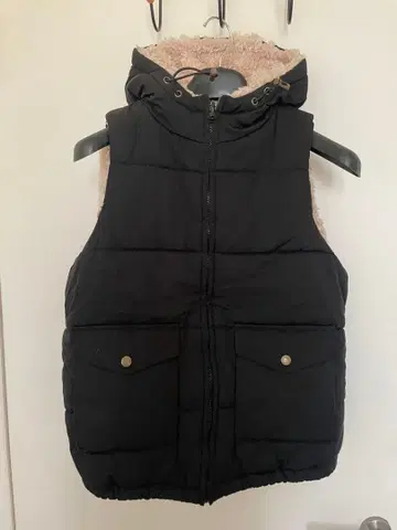 후드 부착 블랙 다운풍 퀼팅 베스트