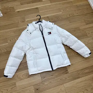 새상품급 TOMMY JEANS 다운 자켓 화이트 후드 부착