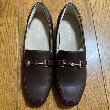 [뛸 수 있는 펌프스] 스퀘어토 비트 모티브 로퍼