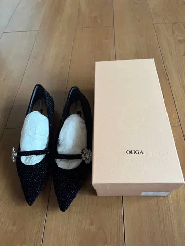 OHGA 글리터 비쥬 장식 블랙 펌프스