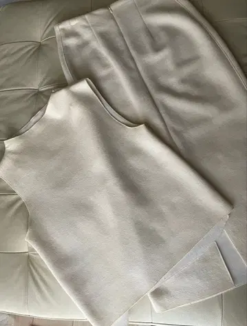 dresslave 아이보리 셋업 스커트 슬리브리스 상의