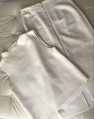 dresslave 아이보리 셋업 스커트 슬리브리스 상의