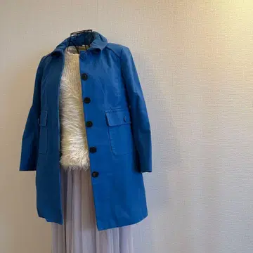 파란색 트렌치코트 후드 부착