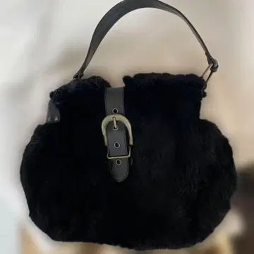 퍼 소재 블랙 숄더백