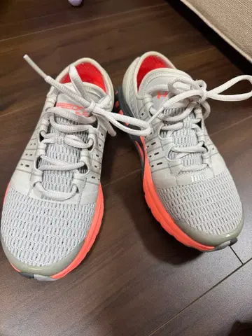 UNDER ARMOR 러닝화