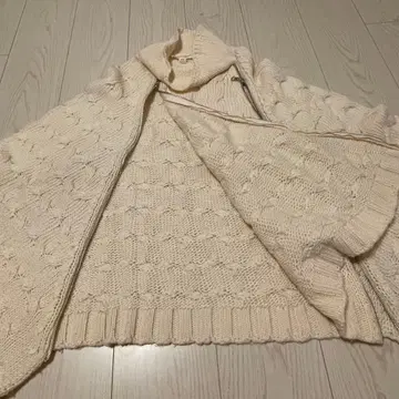 LOVESTITCH 스웨터 판초 크림 계열