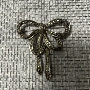 말카사이트 리본 브로치