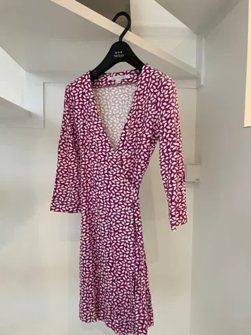 DIANE von FURSTENBERG 랩 드레스