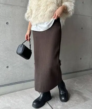 andMe 리브 니트 롱 타이트 스커트 [브라운]