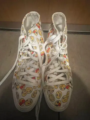 이모티콘 프린트 화이트 스니커즈