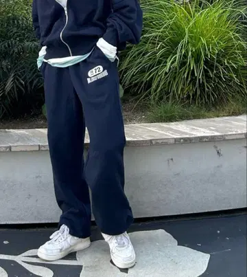 언그리드 로고 루즈 스웨트 팬츠 네이비