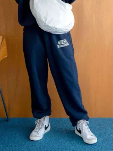 언그리드 로고 루즈 스웨트 팬츠 네이비