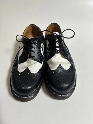 닥터마틴 윙 칩 가죽 신발 블랙 화이트