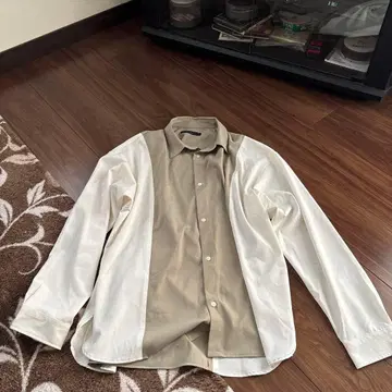 화이트와 베이지의 긴팔 셔츠