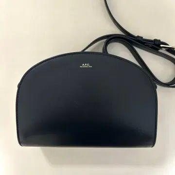 A.P.C. 하프문 백