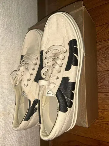 STEPNEY WORKERS CLUB 블랙 꽃무늬 스니커즈