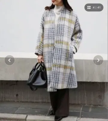 그레이 계열 체크 무늬 코트