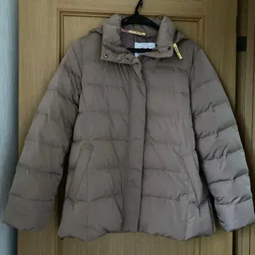 후드 부착 베이지 다운 자켓