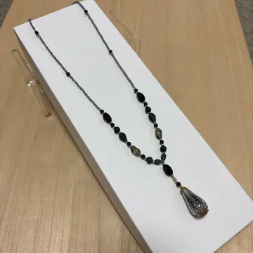 블랙 계열 유리 펜던트 목걸이
