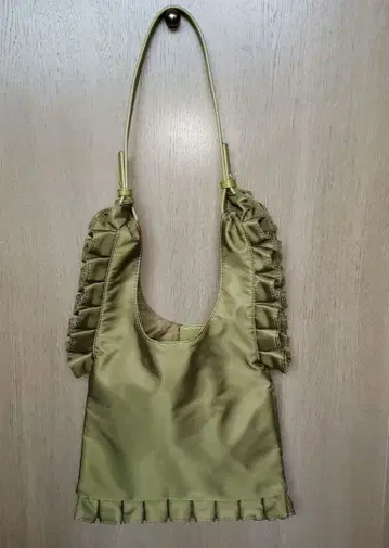 새상품급 there four time 프릴 달린 숄더백