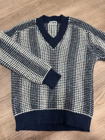 a:DUE 네이비/화이트 V넥 니트