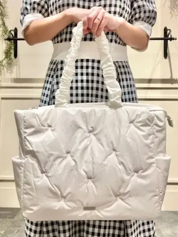 Maison de FLEUR 리본 자수 퍼 토트백 화이트