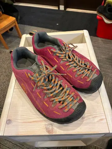 KEEN 퍼플 스웨이드 스니커즈