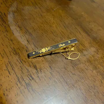 블랙과 금의 꽃무늬 넥타이핀