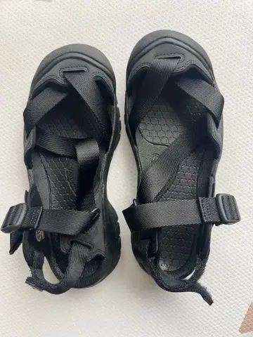 KEEN 블랙 스포츠 샌들 23.5