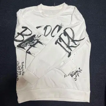 화이트 그래픽 프린트 긴팔 티셔츠