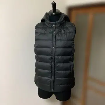 블랙 후드 부착 다운 베스트 anyFAM