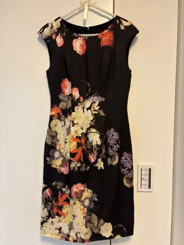 ERUKEI 블랙 플라워 프린트 타이트 드레스