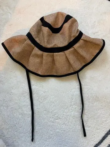 프릴 디자인 밀짚모자 베이지와 블랙