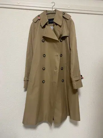 베이지 트렌치코트 견장 포함