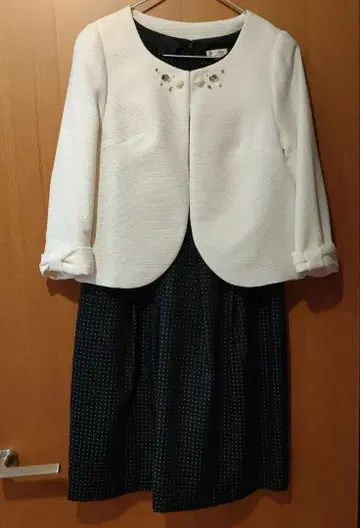 화이트 자켓, 네이비 자켓, 도트 무늬 원피스 9호