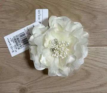 MK 플라워 브로치 화이트 38 사이즈