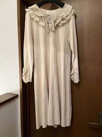 아이보리 프릴 긴팔 원피스