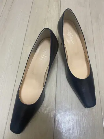 고급 트루사르디 블랙 하이힐 22.5cm