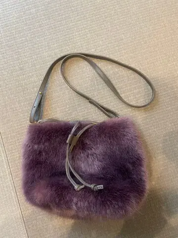 퍼플 퍼 숄더백