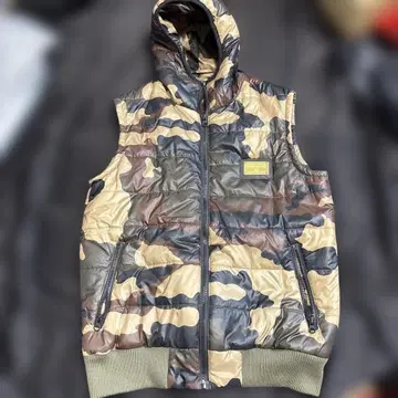 MAD STAR 카모 패턴 후드 부착 다운 베스트