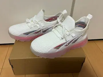 화이트 메쉬 스니커즈